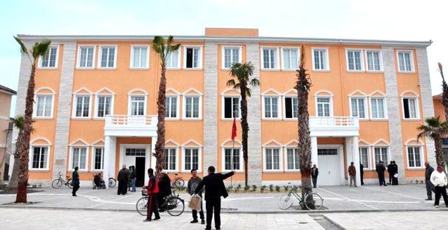 Sherr në Bashkinë e  Kavajës, dy persona dhunojnë në