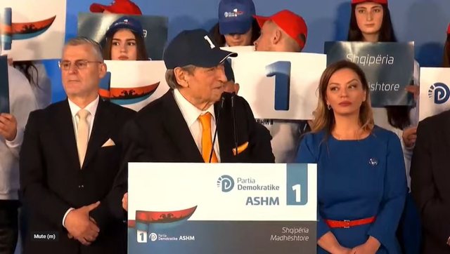Me kapele si Donald Trump, Berisha mesazh qytetarëve: Mos kini frikë