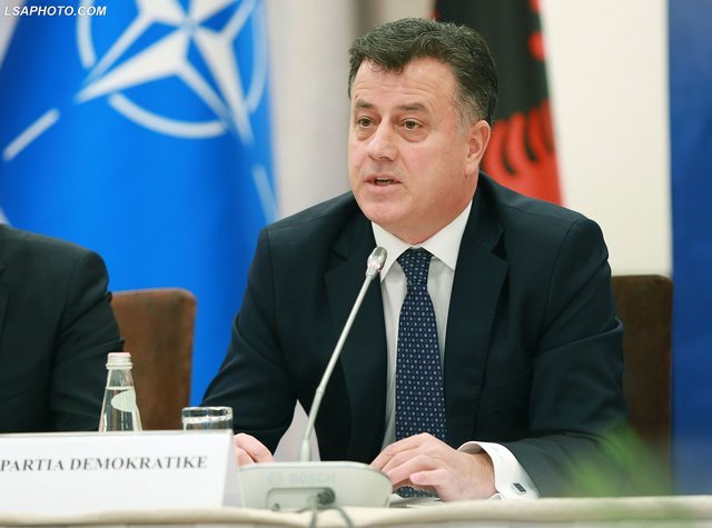 “Të q*** r***!”/ Flamur Noka i përgjigjet me ofendime