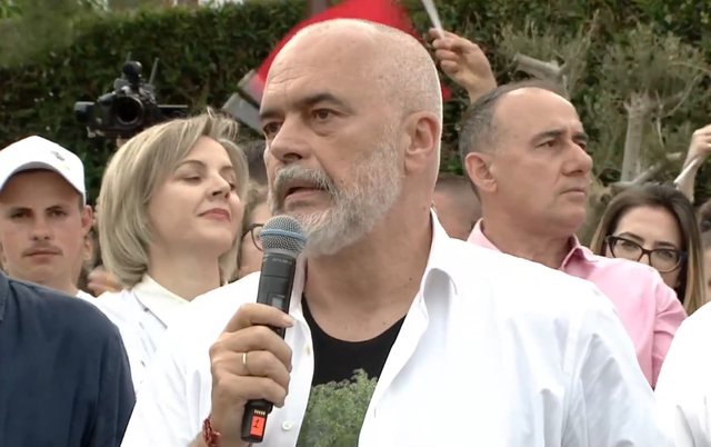 Rama me fermerët në Berat: Do japim mbështetje për këdo