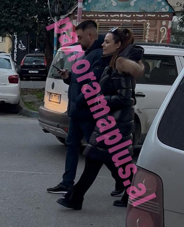 Foto/ Anxhela Peristeri nuk fshihet më, fotografohet krah partnerit! Pamje