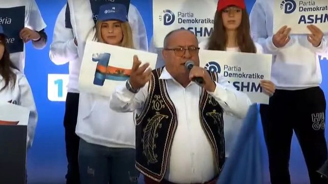 “Shkrepi dielli e drita, se ç’na vjen Lacivita”/