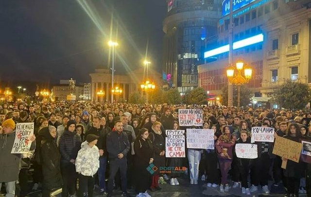Marshim në Shkup/ Qindra qytetarë ndezën qirinj për viktimat