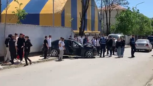 Aksident në Peshkopi! Makinat përplasen para shkollës dhe