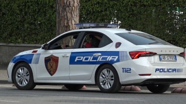 Qëlloi me pëllëmbë djalin e saj të mitur tek