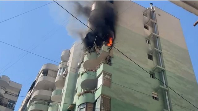 LAJM I FUNDIT/ Përfshihet nga flakët pallati ne Tiranë