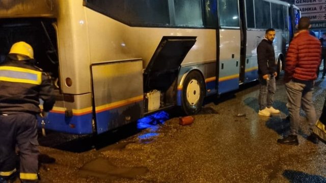 Përfshihet nga flakët një autobus në Sarandë!