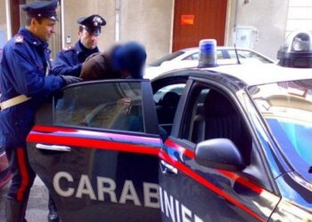 Ngacmoi seksualisht dy vajza të reja në rrugë, arrestohet