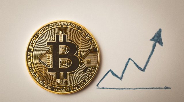 Bitcoin kalon vlerën 100.000 dollarë për herë të