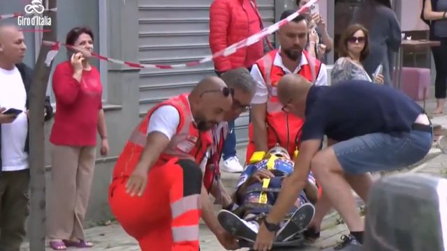 Video/ Momenti i frikshëm nga përplasja e çiklistit në