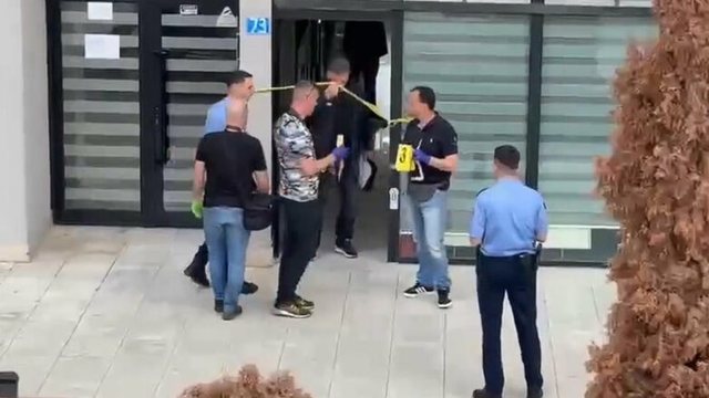 Personi që humbi jetën dhe plagosi bashkëshorten, dyshohet se