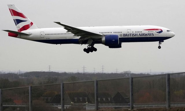 Incident në qiell! Avioni merr flakë pasi piloti ngatërroi