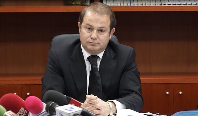 U denoncua nga një qytetar se i kërkoi votën në derën e