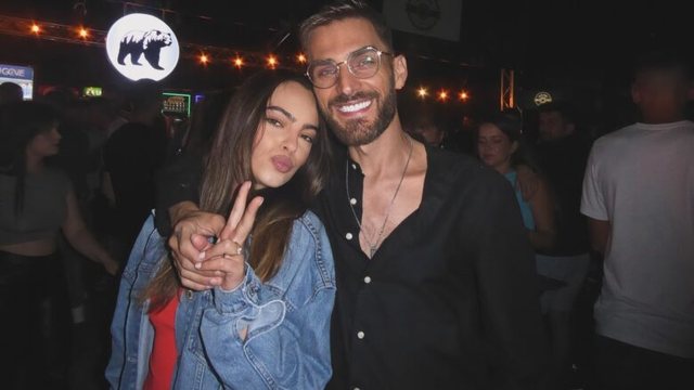 U qëllua me thikë nga bashkëshorti, reagon për herë