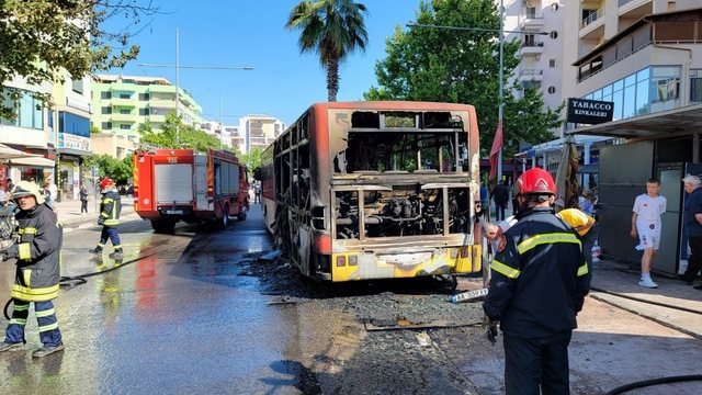 E frikshme cfarë ndodhi në Durrës, autobusi merr flakë me