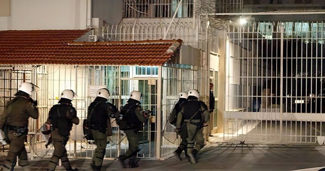 Mafiozi shqiptar merr peng rojet dhe tenton të vrasë
