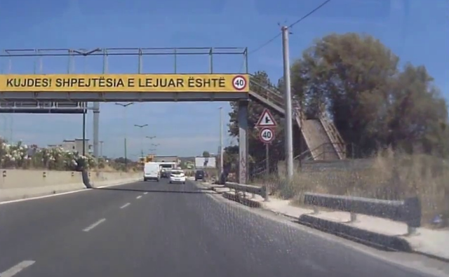 Aksident tragjik në Kavajë/ Makina përplas për vdekje