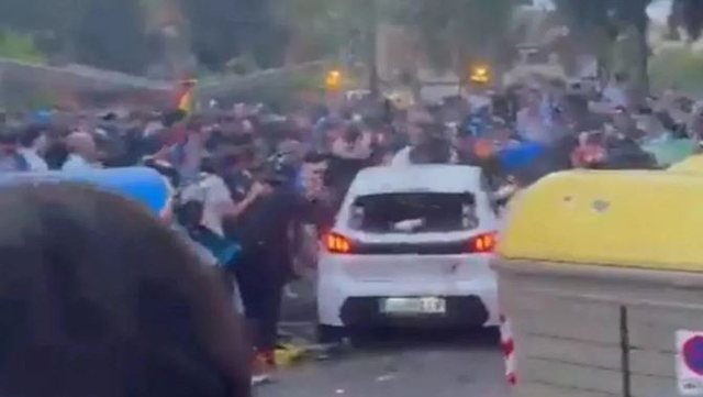 Makina përplas tifozët pak para ndeshjes Espanyol-Barcelona, 13