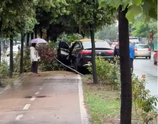 NDODH DHE KËSHTU/ Mbyllja e rrugëve, makina përplaset me