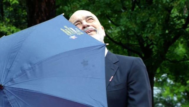Samiti në Tiranë, Rama batuta me gazetarët: Shiun në