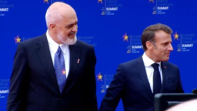 Samiti i Komunitetit Politik, Macron mbërrin i fundit! Pritet me perqafime
