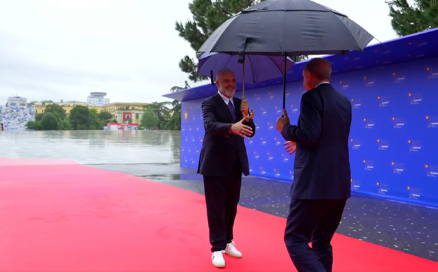 SAMITI/ Erdogan nuk i'a përton Ramës, presidenti turk e