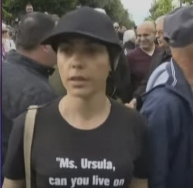 Video/ Alma Kaçi shfaqet në protestën e PD-së, pyet Ursula