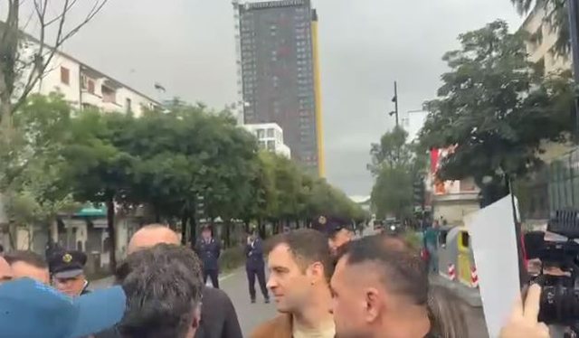Protesta e opozitës/ Reagon Asociacioni i Gazetarëve: Zyrtarët e