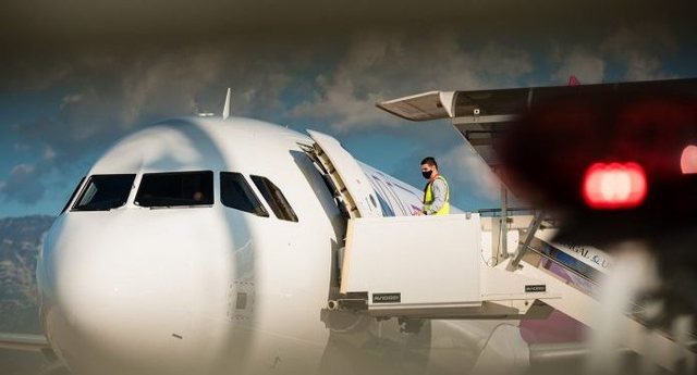PANIK në ajër/ Avioni me 200 pasagjerë në bord mbetet 10