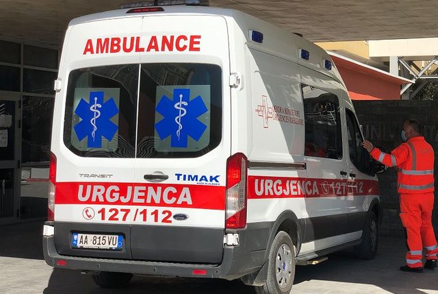 Aksident në Tiranë, dy të plagosur nga përplasja mes dy
