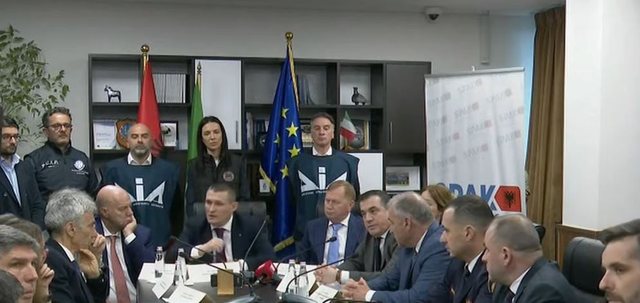 “Shkruanin letra me dorë për financat e grupit”,