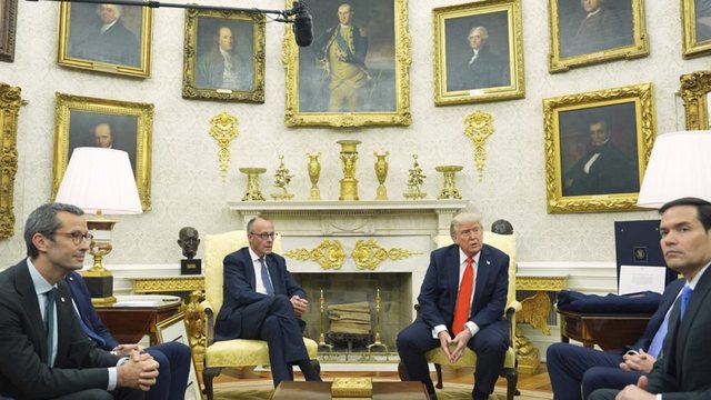 Video/ Kancelari gjerman i dhuron Trump certifikatën e lindjes së