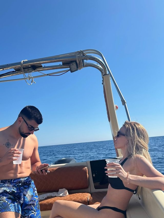 Foto/ Heidi Baci në pushime shihet nën shoqërinë e