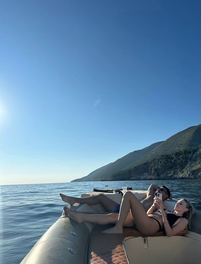 Foto/ Heidi Baci në pushime shihet nën shoqërinë e
