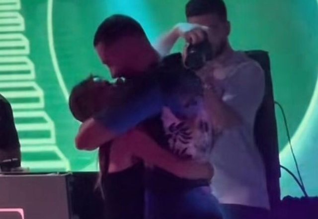 Vajza “misterioze” i hidhet në qafë Jozit, pamjet që