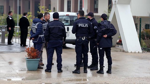 Përfshihet nga flakët ndërtesa 13-katëshe në Turqi,