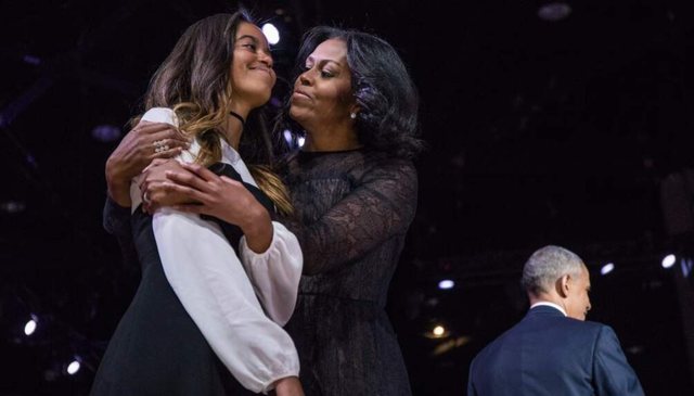 Vajza e madhe e ish-presidentit Barack Obama heq dorë nga mbiemri i saj,