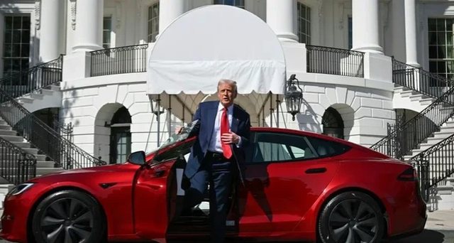 Konflikti me biznesmenin, Trump nxjerr në shitje makinën Tesla të