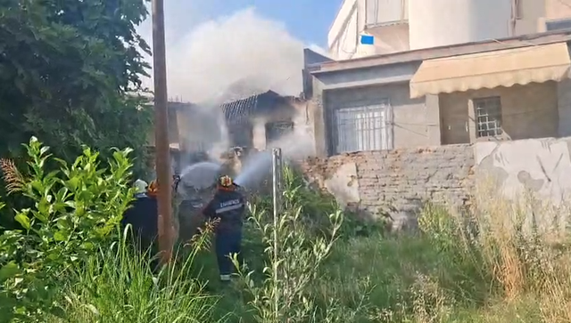 Merr flakë banesa pranë zonës historike në Vlorë,