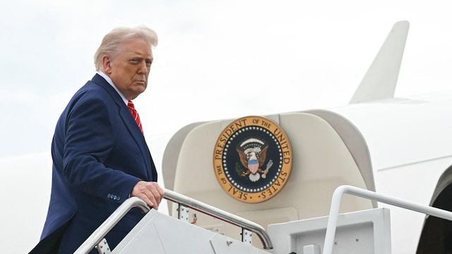 Trump nënshkruan urdhrat ekzekutivë, nga vendimi për të