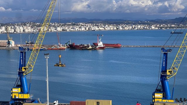 “Land Rover” prej 2 vitesh i braktisur në portin e