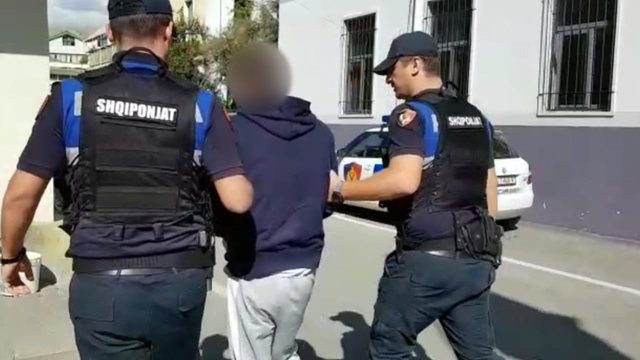 Vodhi para brenda kutisë së kishës në Lunxhëri,