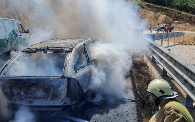 Përfshihet nga flakët automjeti në lëvizje, shkrumbohet