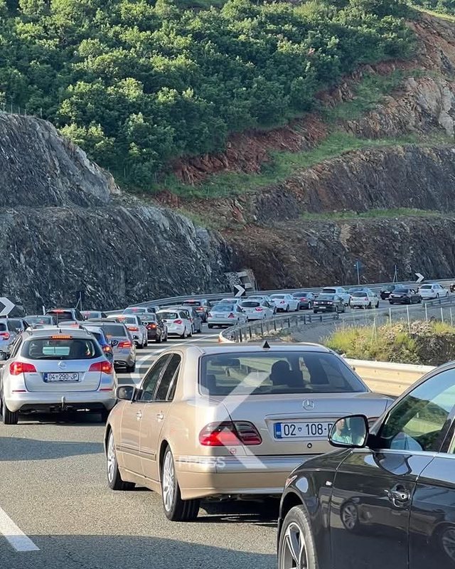 Foto/ Mijëra tifozë nga Kosova drejt Tiranës për ndeshjen