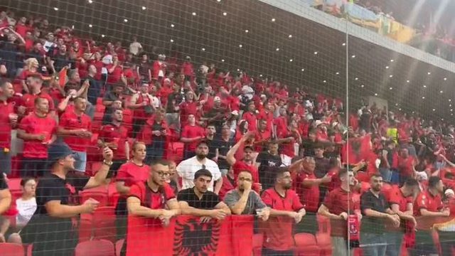 “Mora Fjalë...” jehon stadiumin në Tiranë, tifozeria