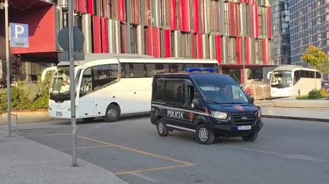 Ndeshja në Tiranë, autobusi i Serbisë mbërrin në
