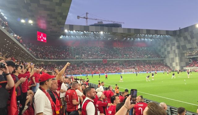 Rojet e stadiumit u marrin tifozëve kuqezi flamujtë me simbolet e