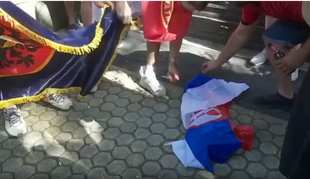 Tifozët shqiptarë djegin flamurin serb në mes të