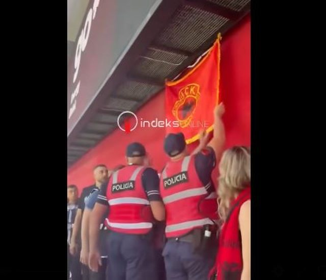 Rojet e stadiumit u marrin tifozëve kuqezi flamujtë me simbolet e