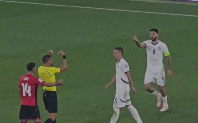 Incidenti në fushë, momenti kur kapiteni i skuadrës serbe gjen